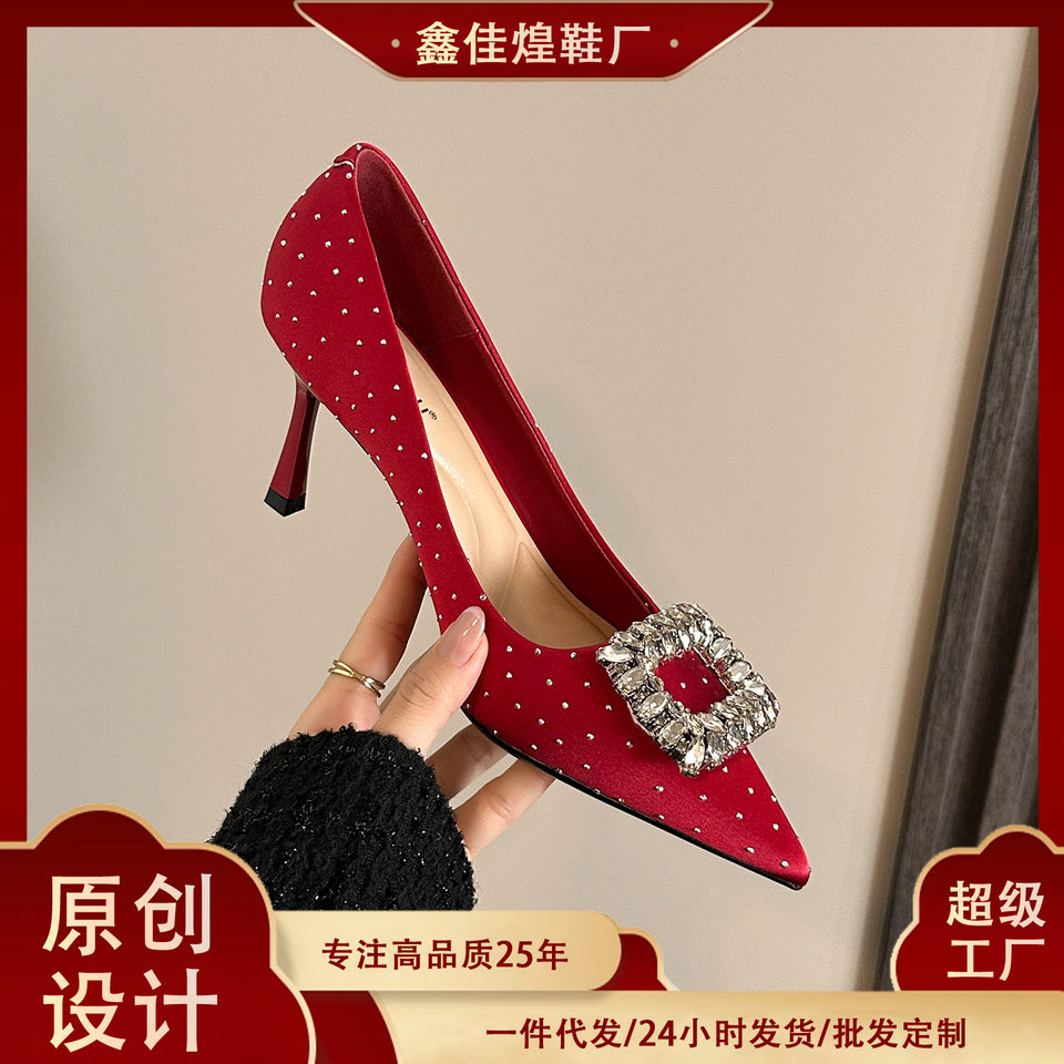 Giày cao gót nữ mũi nhọn gót 6–8 cm mặt satin đính đá và khóa vuông — Rượu vang đỏ, màu trắng ngà