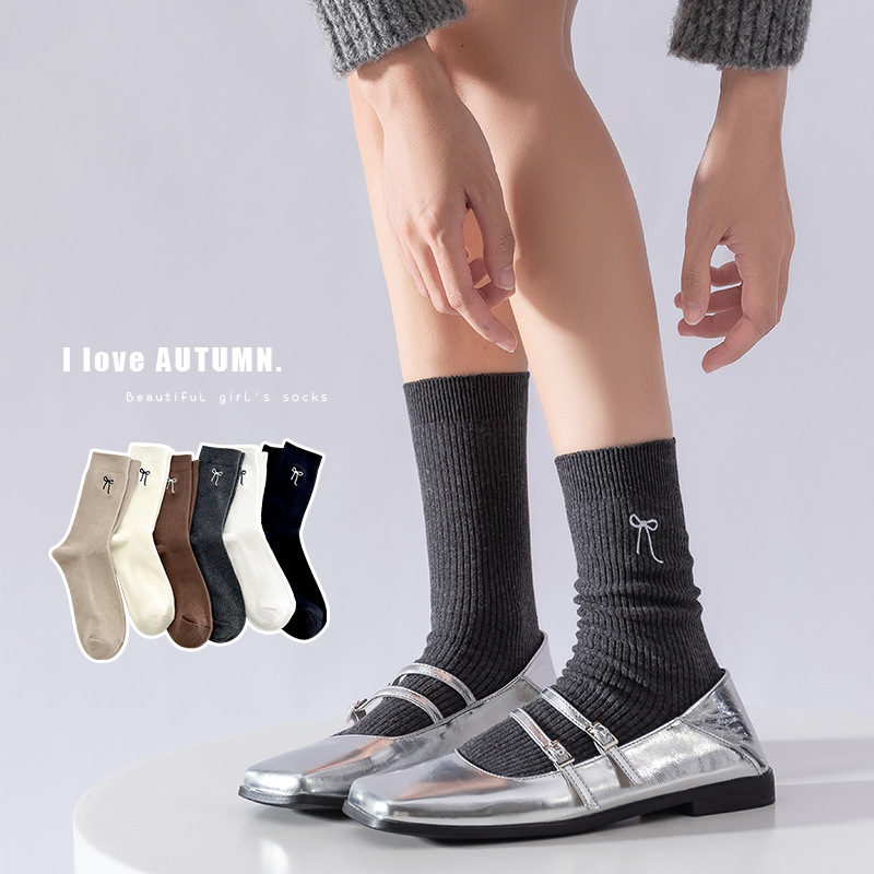Nuevos calcetines de otoño de mujer bordados arco medio Lolita retro coreano inmoderados calcetines de algodón de color sólido versátiles