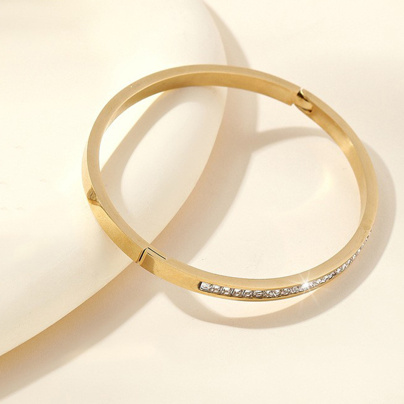 Diamond Inlaid Titanium Steel Bracelet With Square Cut Detail_voghion.com