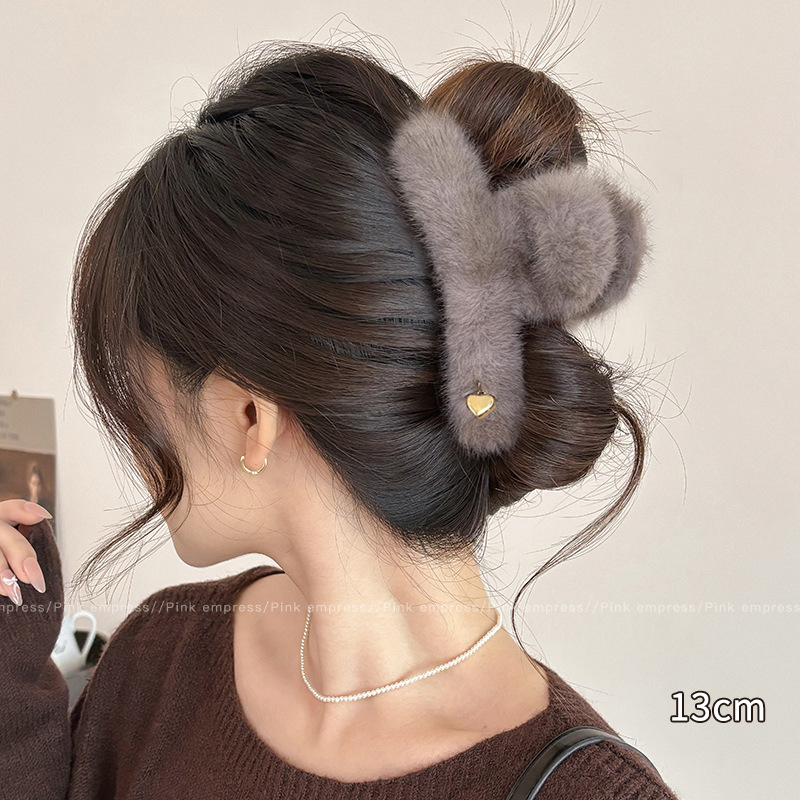 2025 nuevo clip de peluche lindo temperamento peludo detrás de la cabeza de cabello de alto nivel sensación de tiburón clip grande mujer