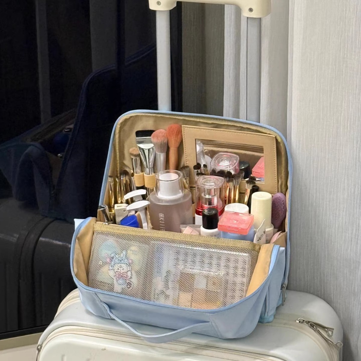 Makeup bag with compartments, can stand upright, portable storage bag, makeup bag is sturdy and does not collapse, portable for women, can be hung on luggage
