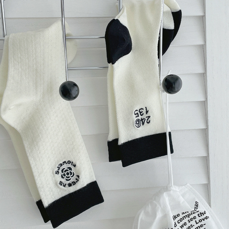 Calcetines de algodón para mujeres de verano delgados bordados coreanos calcetines transpirables mallas Zhuhai al por mayor