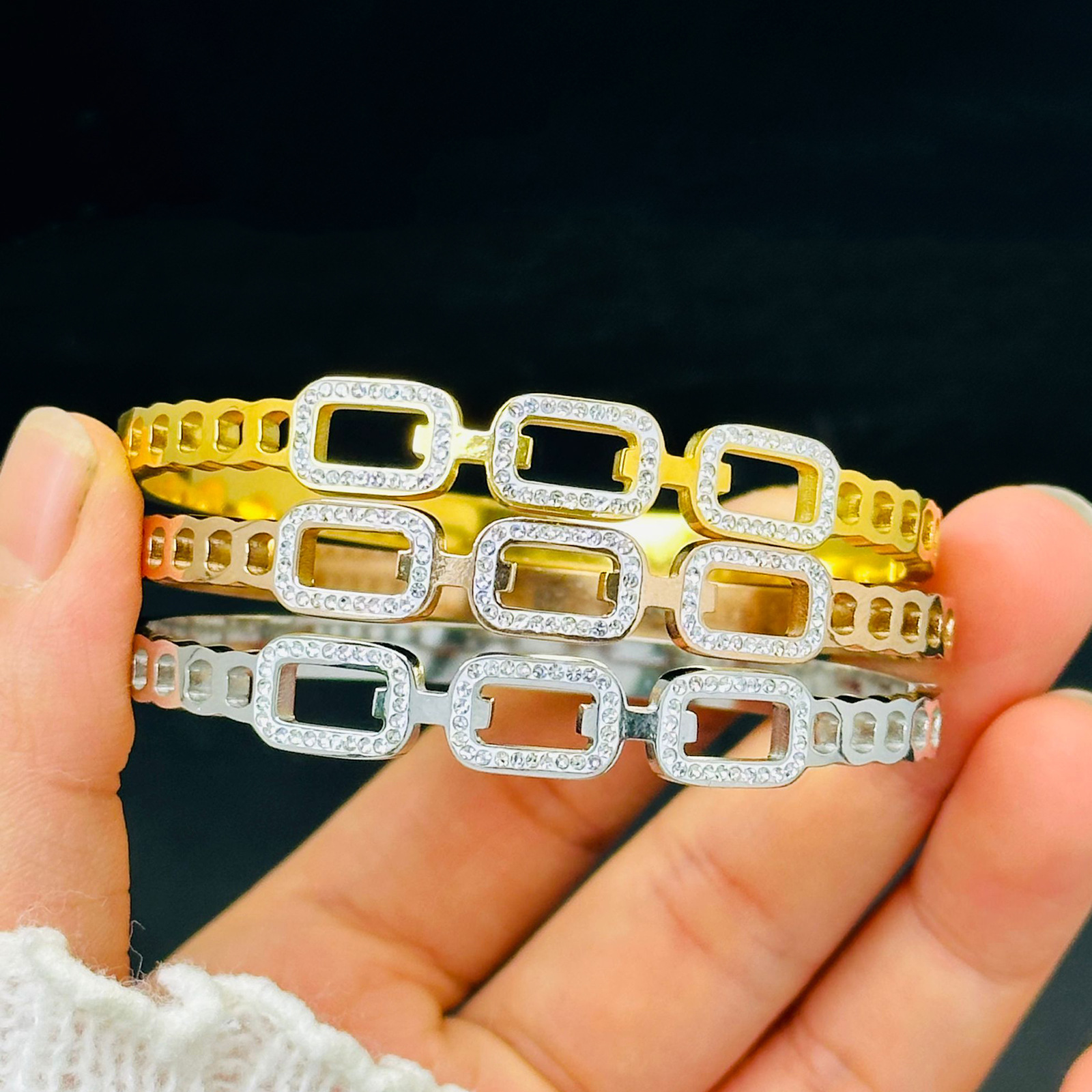 La casa tiene un diamante brillante de la mina lujoso ligero estilo Xyin transfronterizo no se desvanece pulsera de oro para mujeres simple pulsera de acero titanio