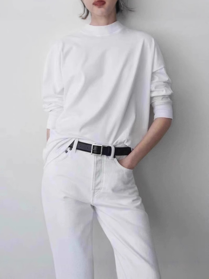 Minimalistic long-sleeve, body-friendly import cotton white T-shirt with a round collar, french style
