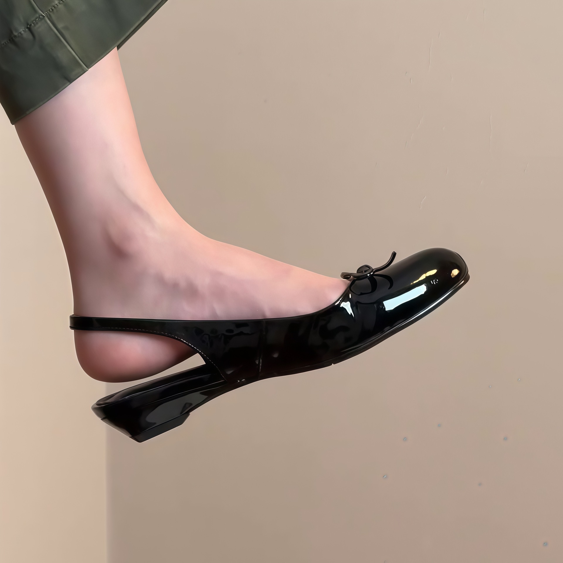 Sandalias de Cuña Cerradas de Superfibra con Hebilla y Tacón Medio para Verano