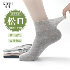 春の夏の女性は靴下を緩めます。