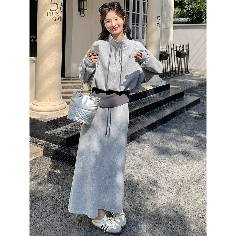 Женский костюм-двойка весна 2025: свитшот с коротким воротником-стойкой и полумолнией в корейском стиле, юбка-миди с высокой талией и драпировкой
