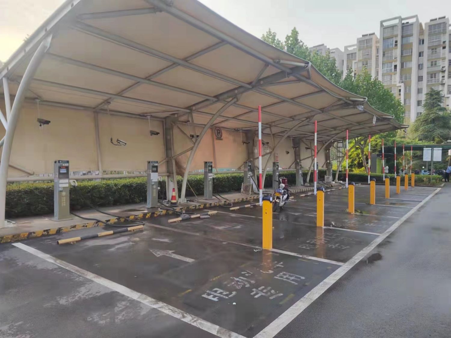 Charging pile intelligent ground lock new energy license plate recognition machine anti-fuel vehicle occupancy scanning code charging shared parking lock