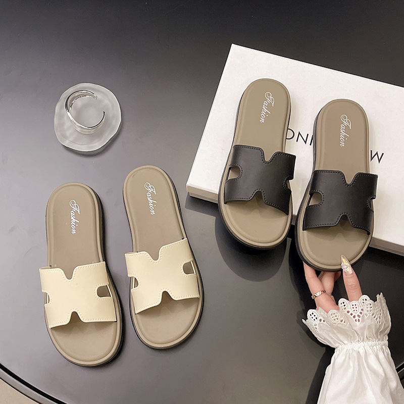 Zapatillas de fondo plano para mujeres 2025, verano nuevo estilo de alta sensación de fondo suave retro de playa hermosa una palabra zapatillas pequeñas