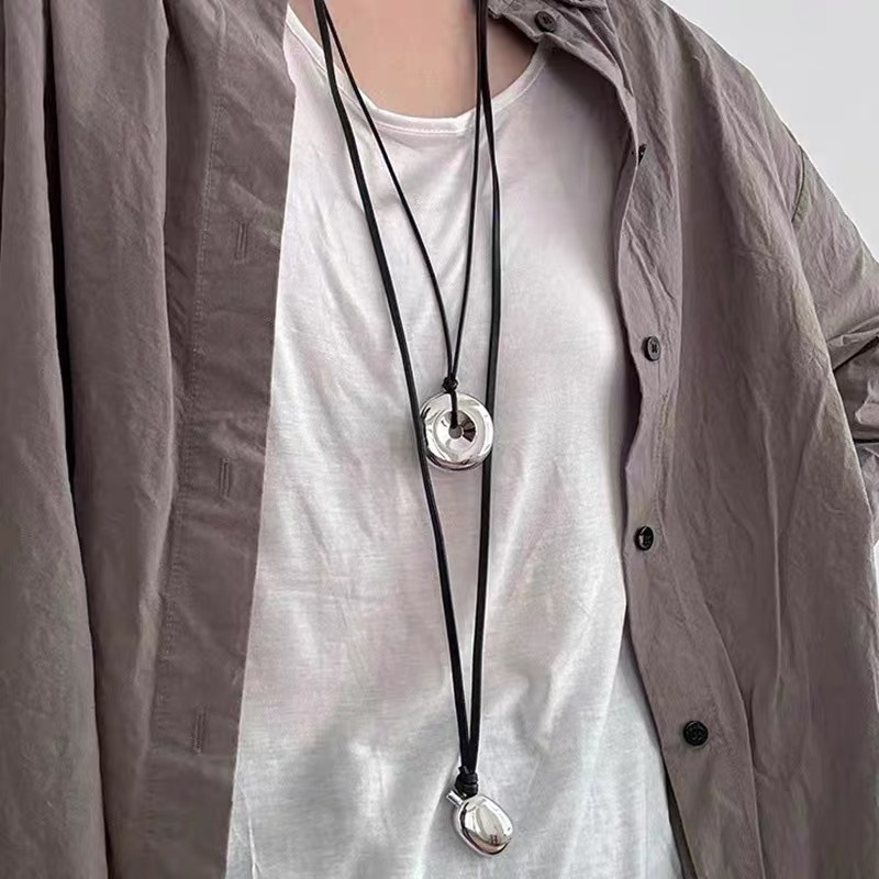 Collier gourde/bouteille ronde en cuir noir, design européen-américain tendance, texture moderne_voghion.com