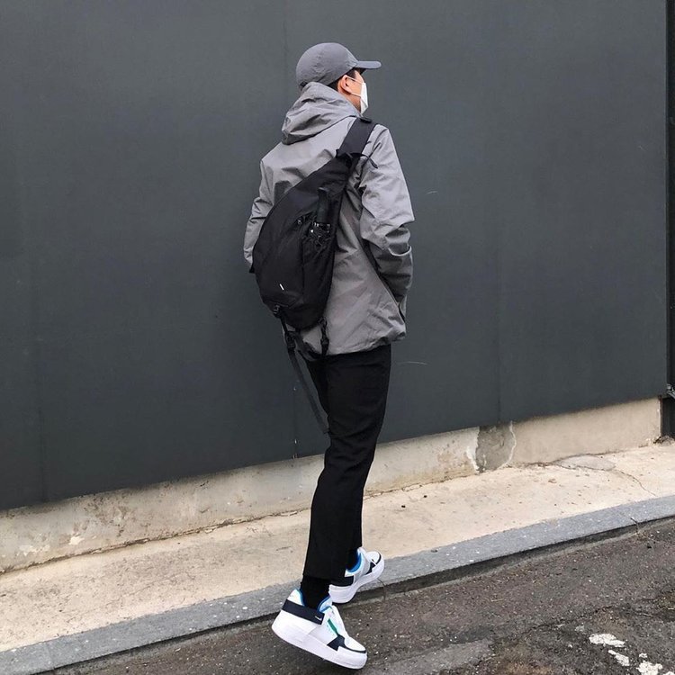 Workwear crossbody bag, men's trendy nylon sportswear casual bag, solid color single-shoulder bag for students, men's functional crossbody backpack undefined