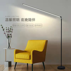 Ledフロアランプ超明るいリビングルームのベッドの上にスタンドがあります。