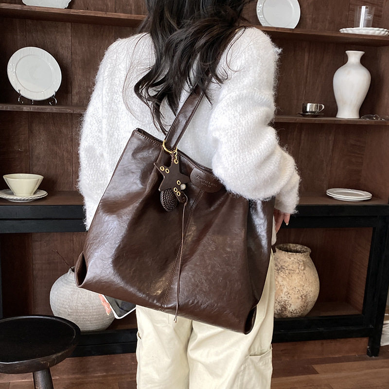 Túi tote nữ cỡ lớn dáng shopping, đeo vai hai quai, chất liệu PU mềm, phong cách công sở — Màu cà phê Không có mặt dây chuyền, Màu nâu không có mặt dây chuyền, Rượu vang đỏ không có mặt dây chuyền, kaki không có mặt dây chuyền chi tiết 26