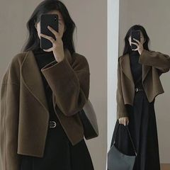 ヘボン風の短い毛ですね。コートの女性は秋冬に小さいスーツの両面のカシミヤの高級感があります。