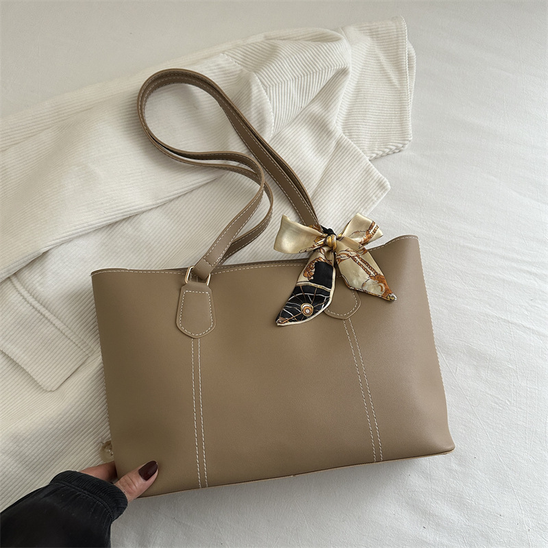 Retro alta sensación de bolso de viaje 2025 primavera y verano nuevo estilo versátil ins bolso de hombro de trabajo de color sólido bolso especial