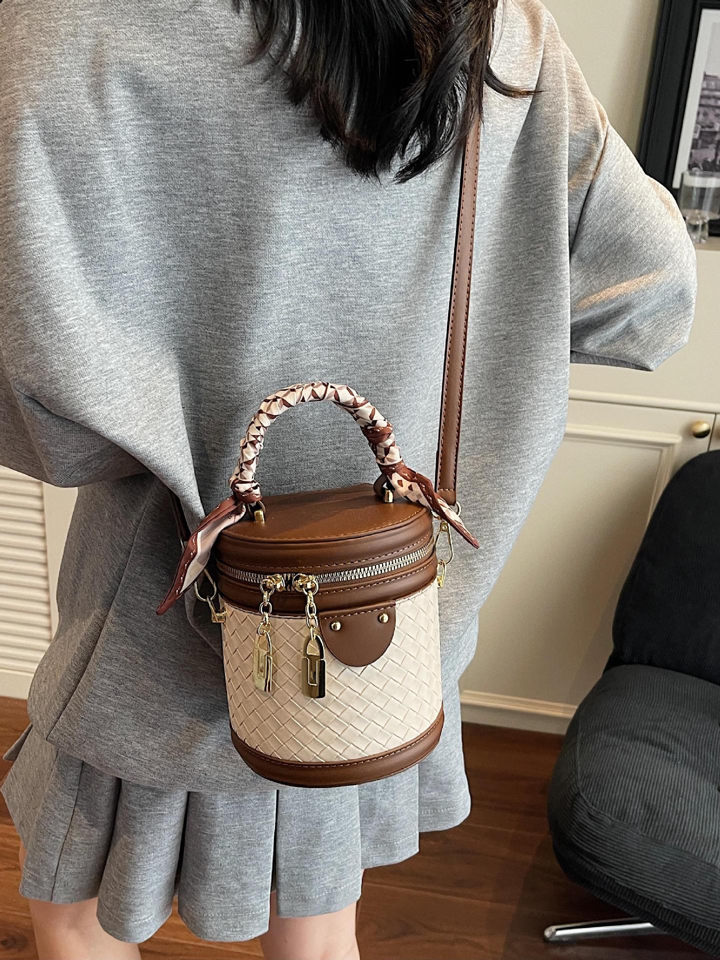 Bolso de cubo de mano para mujer 2025 nuevo bolso de hombro de todo fósforo de nicho tejido popular transfronterizo bolso de mensajero simple de moda