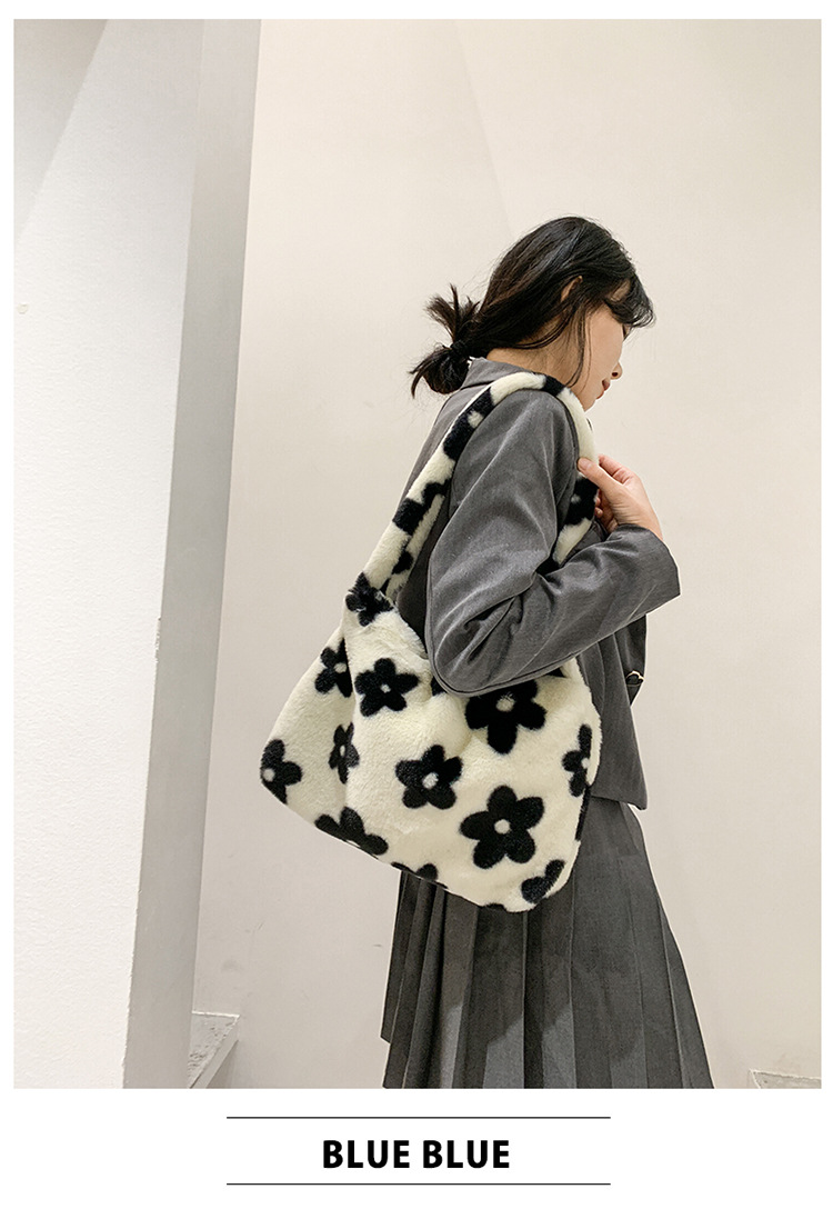 Women's Medium Autumn&winter Plush Solid Color Cute Square Zipper Underarm Bag display picture 1