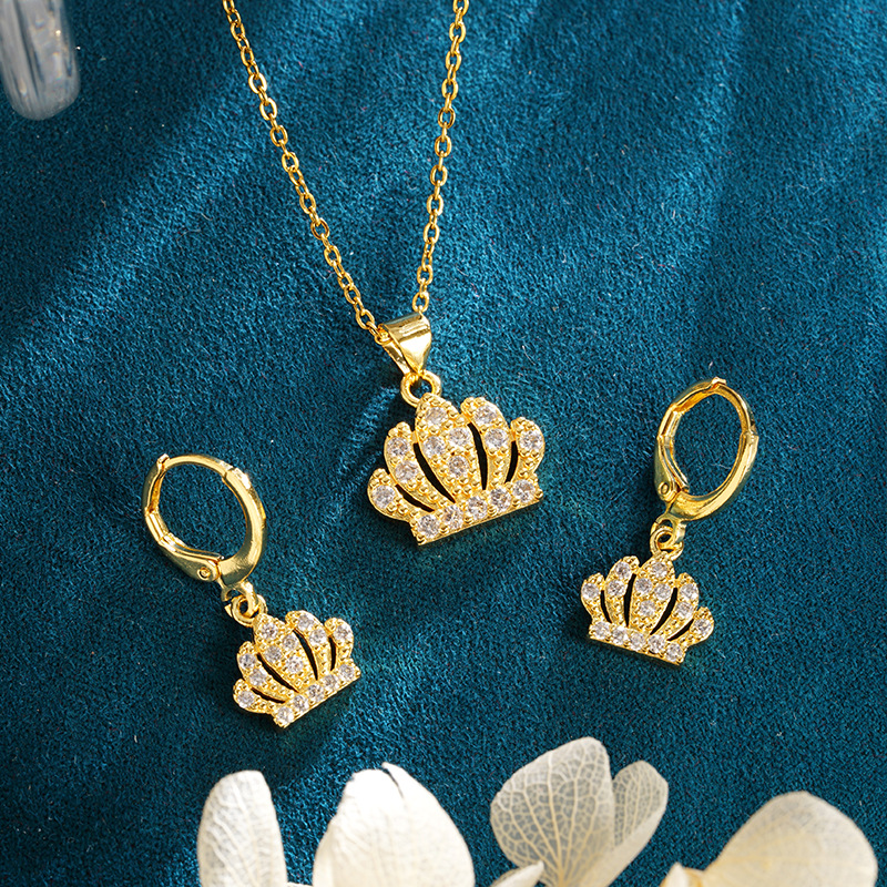 Vietnam Sandy Gold Fashion Light Luxury Palace Style Diamond Hollow Crown Collar Pendientes No se desvanece Joyería al por mayor