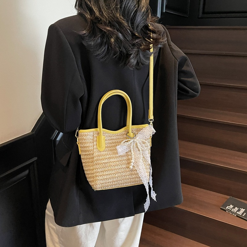 Bolso de cubo portátil de paja de gran capacidad de tendencia para mujer 2025 nuevo bolso de mensajero de hombro de moda de viaje de vacaciones en la playa