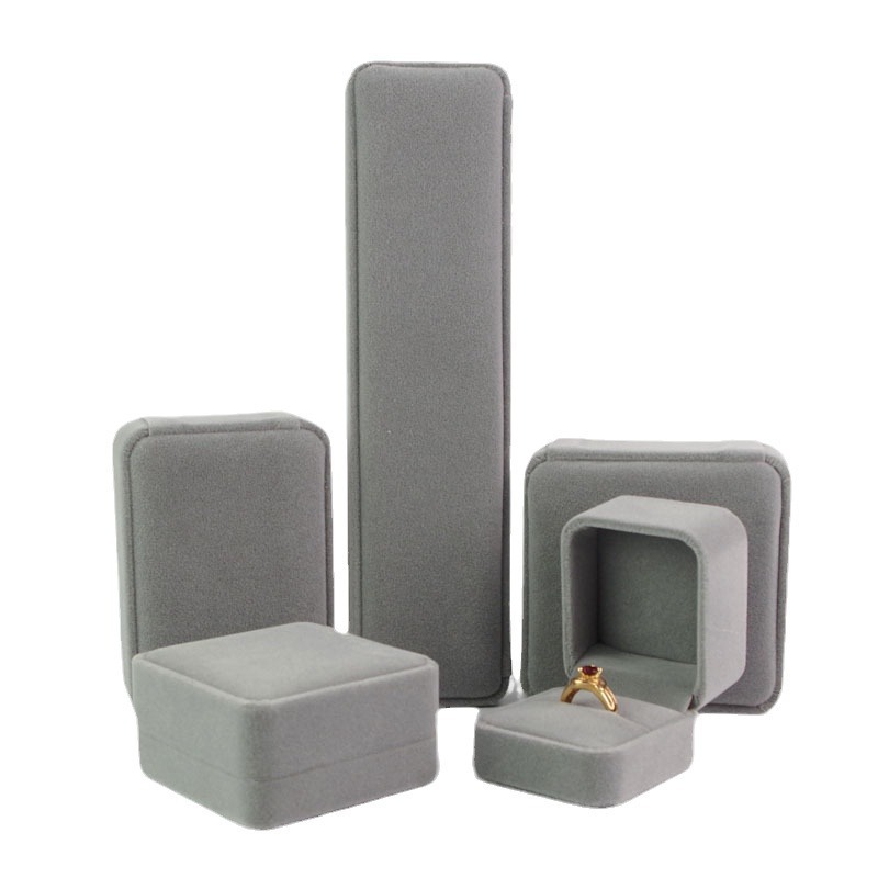 Gris; caja de anillo