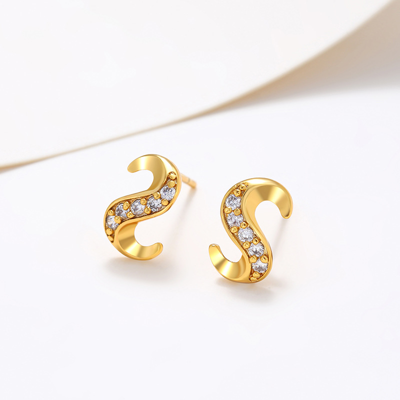 Xuping joyería aleación de cobre galvanizado oro real piedras preciosas artificiales en forma de S pernos de orejas nichos pendientes de lujo ligero para mujeres