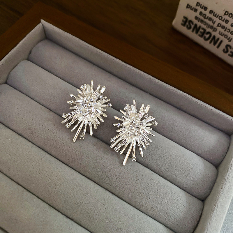 Pendientes de fuegos artificiales de diamantes transfronterizos con aguja de plata Pendientes de todo fósforo de nicho para mujeres Pendientes de temperamento de moda Lujo ligero Sentido de alta gama