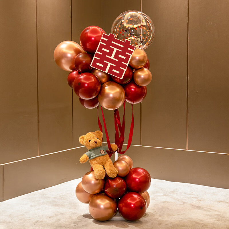 Brillante rosa roja, oso dorado, poste de globo