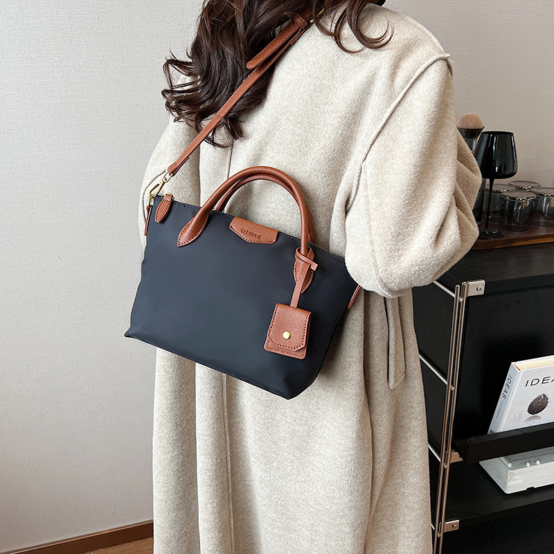 Transfronterizo nueva tela de nylon ligero Portátil Bolsa de mano de las mujeres 2024 primavera popular moda hombro bolsa de mensajero