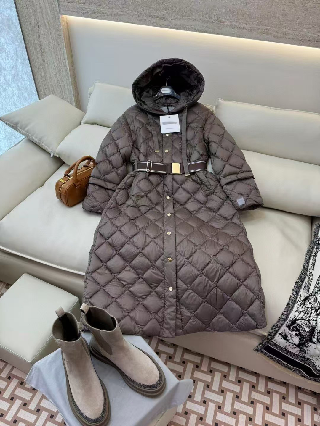 모피 칼라가 없는 갈색