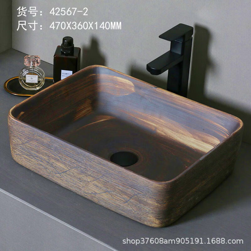レトロな台の上のたらいは古い輸出の屋外の洗面器の庭の芸術のたらいのトイレの陶磁器の洗面器のベランダをまねて洗います。|undefined