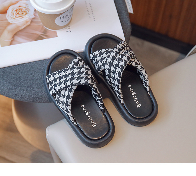 Pantoufles d'extérieur pour enfants, nouvelle collection été 2023, à carreaux croisés, mode coréenne, pantoufles décontractées pour filles, une ligne_voghion.com