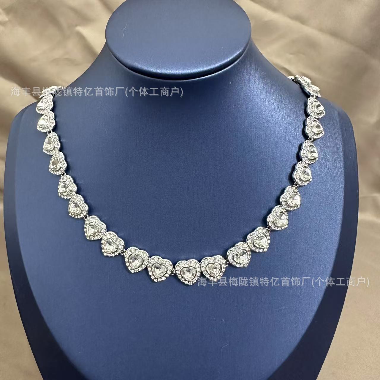 다이아몬드가 가득한 빅 러브 목걸이