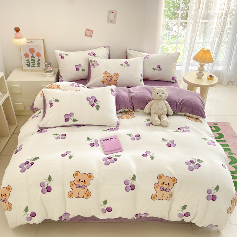 작은 접시 꽃 포도 곰