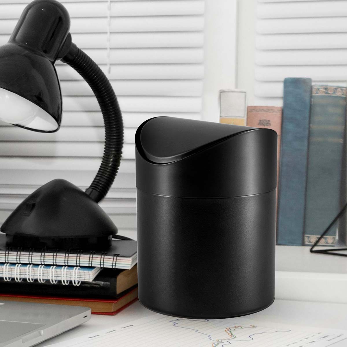Cubo de basura de escritorio negro de 1.3L con tapa basculante, contenedor de almacenamiento para oficina, mini cubo de basura para coche con tapa abatible