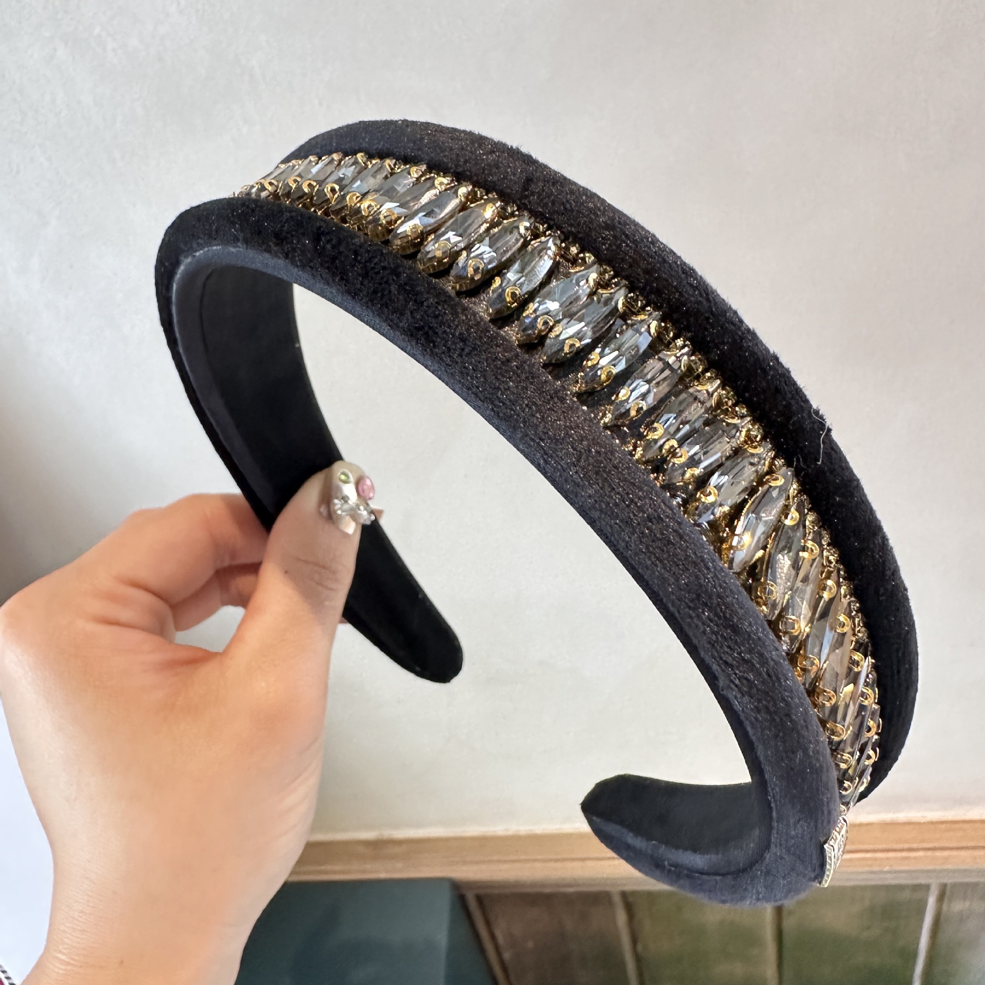156g Weight Hair Band Hair Accessories Type Rhinestones Inlay Material 1 Piece Quantity Casual, Daily Occasion Flannel Material Solid Color Pattern Women's Gender Inlay Design Elegant, Simple Style Style Coffee, White, Black Color Velvet Rhinestone Light Luxury Wide Brim Hair Band High-Grade Western Style Heavy Industry Pressure Hair Clip High Skull Top Headband Hair Accessories 18