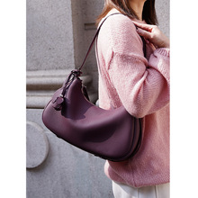 月牙设计糖果色早春小众新款手提包包2026年腋下包法棍简约通勤包