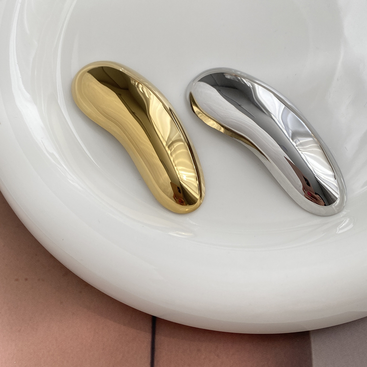 European and American Cross-Border New Simple Metal Style Irregular Oval Brooch Women's Niche Versatile High-End Jewelry