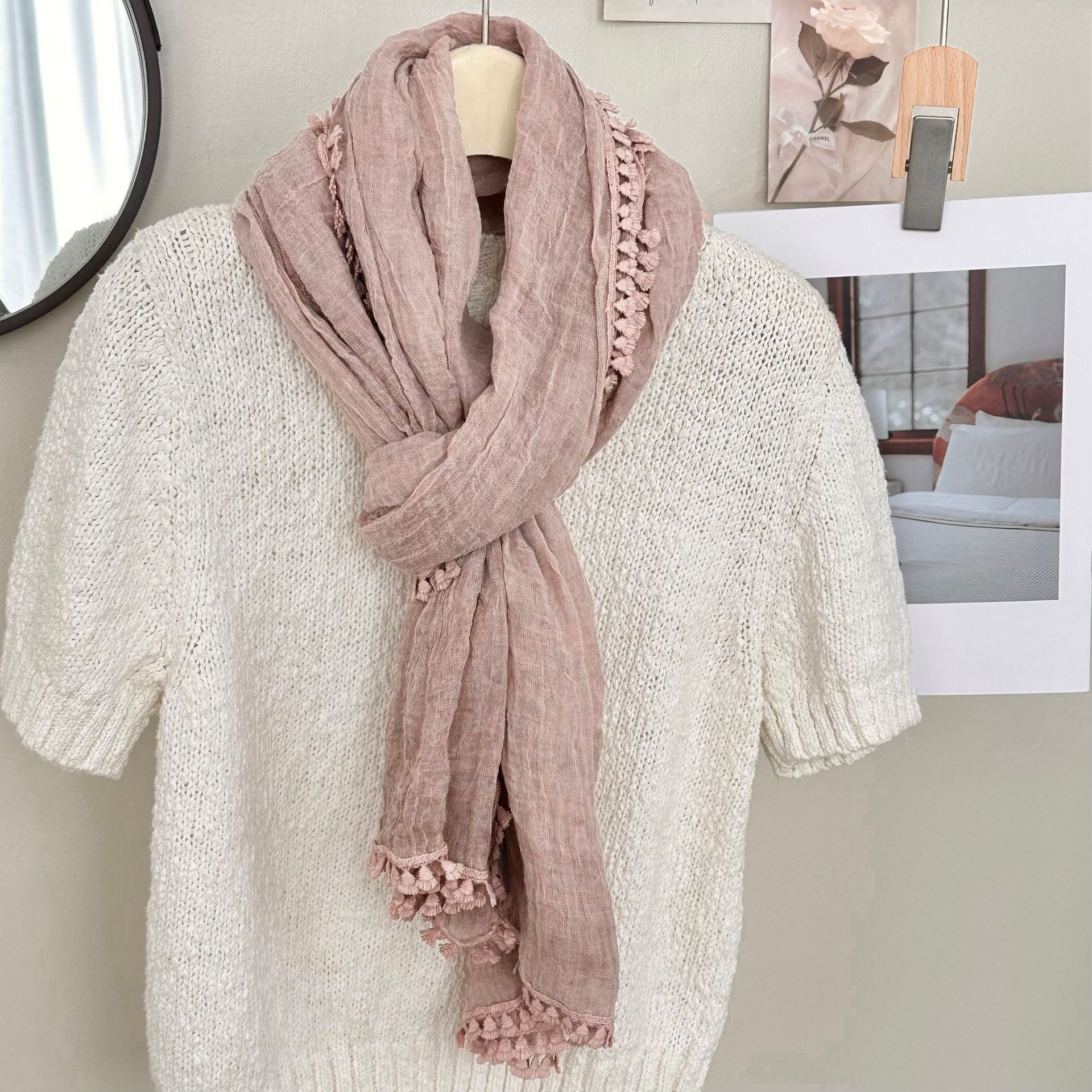 冬季围巾韩系氛围感新款纯色百搭长款大披肩薄款褶皱丝巾棉麻围巾