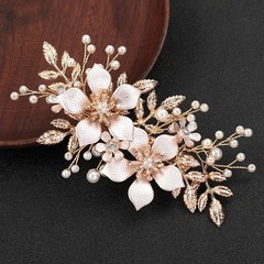 手作り森系ヘアピン女性レトロな金色の花のサイドにウェディングドレスを挟んでいます。