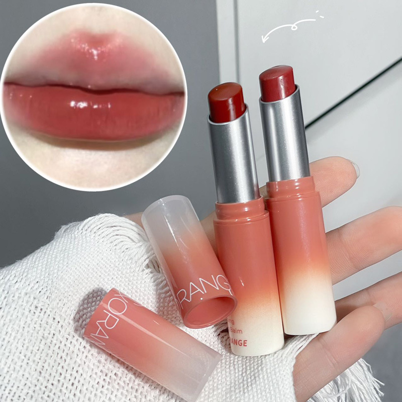 HERORANGE es un lápiz labial de agua de color con una superficie de maquillaje húmeda que no es fácil de tocar con un lápiz labial feminino tierno.