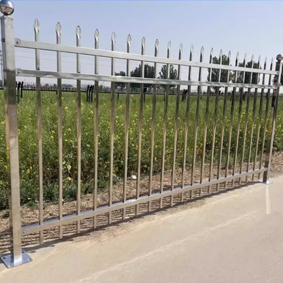 Caja de transformador de acero inoxidable personalizada cerca de fábrica patio de fábrica villa construcción al aire libre aislamiento baranda protectora