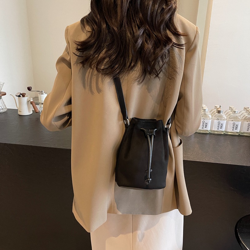 가을과 겨울 빈티지 스웨이드 버킷 가방 클래식 스웨이드 드로우 스트링 휴대 전화 가방 여성의 2024 새로운 스웨이드 크로스 바디 작은 가방