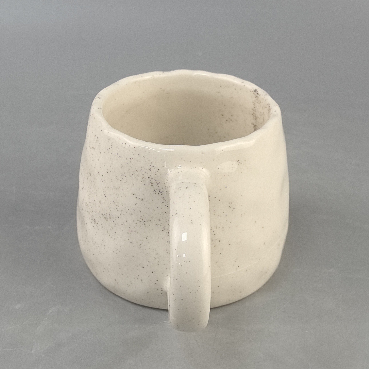 Taza de cerámica de punto de pulverización de oreja larga de viento simple, diseño de nicho, taza de café de cerámica, personalización de alta gama universal para parejas