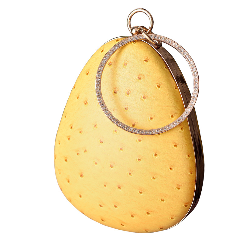 2023 nuevo avestruz PU especial bolso de mujer Lindo bolso de cadena en forma de fresa bolso de moda europeo y americano comercio electrónico transfronterizo