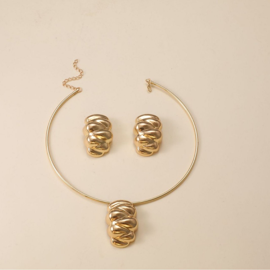 Nueva moda ligera de lujo nicho diseño clavícula de lujo ligero de lujo de alto nivel nicho torcido simple conjunto de auriculares de collar