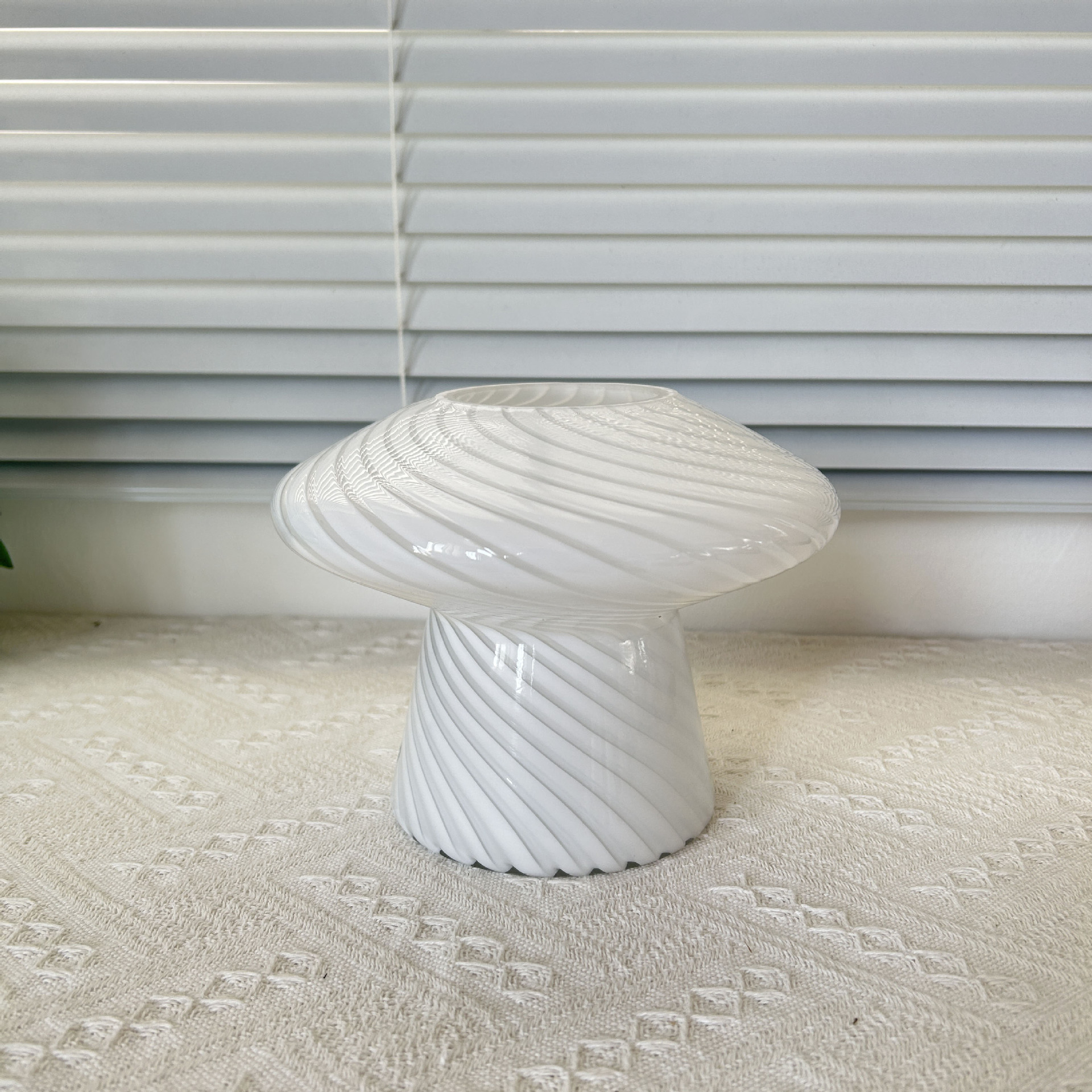 Nuevos productos transfronterizos de platillos voladores creativos de vidrio lámpara de escritorio USB color fijo LED decoración atmósfera lámpara de noche dormitorio cabecera lámpara