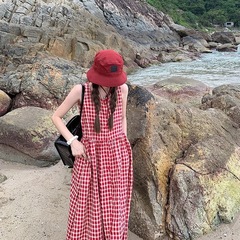 海辺の休暇の赤い格子のワンピースの女性服の夏の新型の袖なしのベストはやせている長いスカートがきれいです。