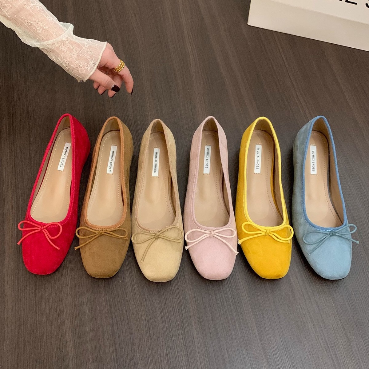 Zapatos individuales de ballet de gamuza realzados en estilo francés, zapatos de mujer 2025 nuevos zapatos de noche rojos con lazo de primavera y otoño