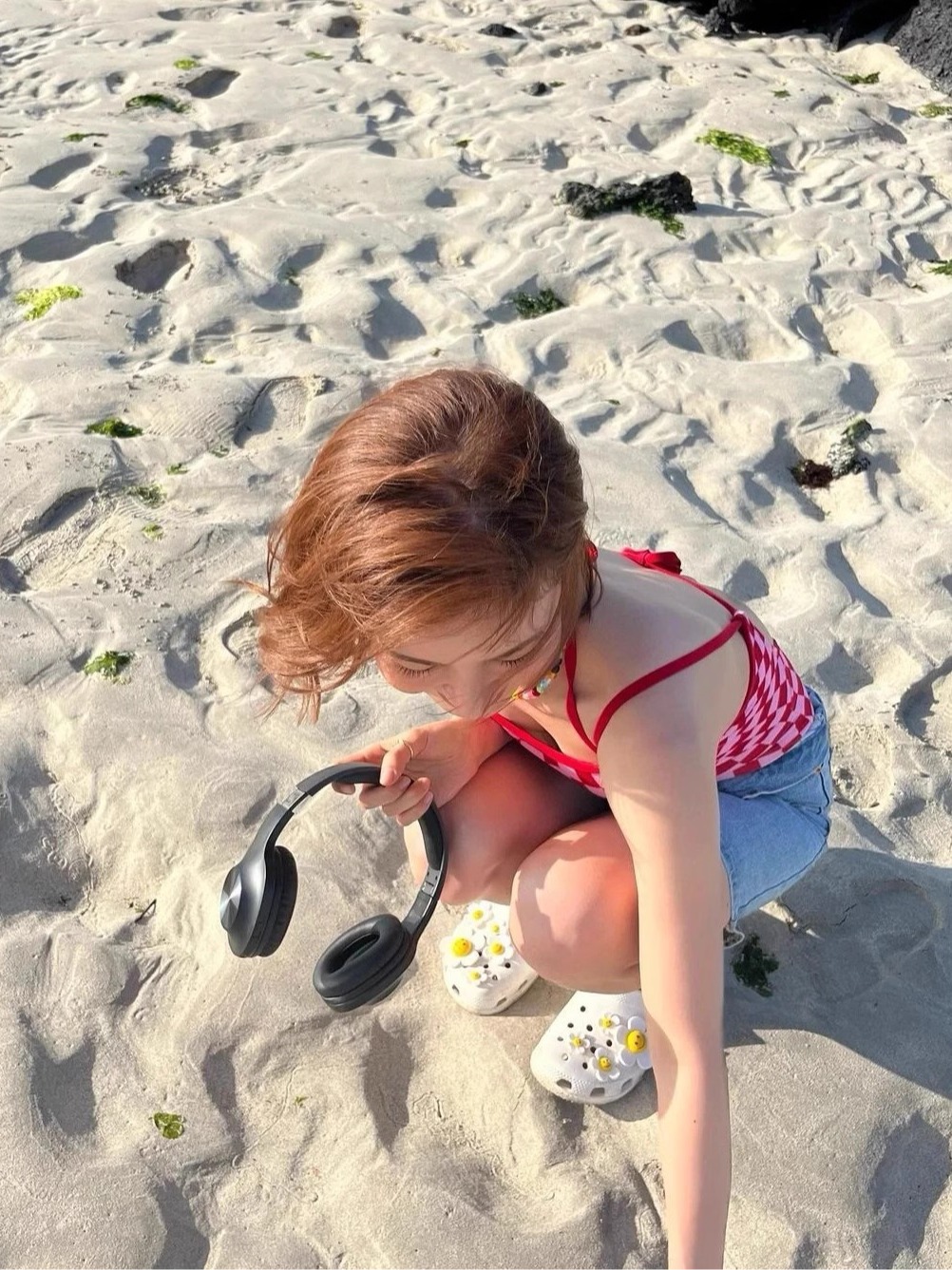 Trajes de baño para mujeres 2024 nuevo estilo de primavera de agua caliente para mujeres puro deseo de viento conservador sexy pechos pequeños unidos retro correa de cuadrillas rojas