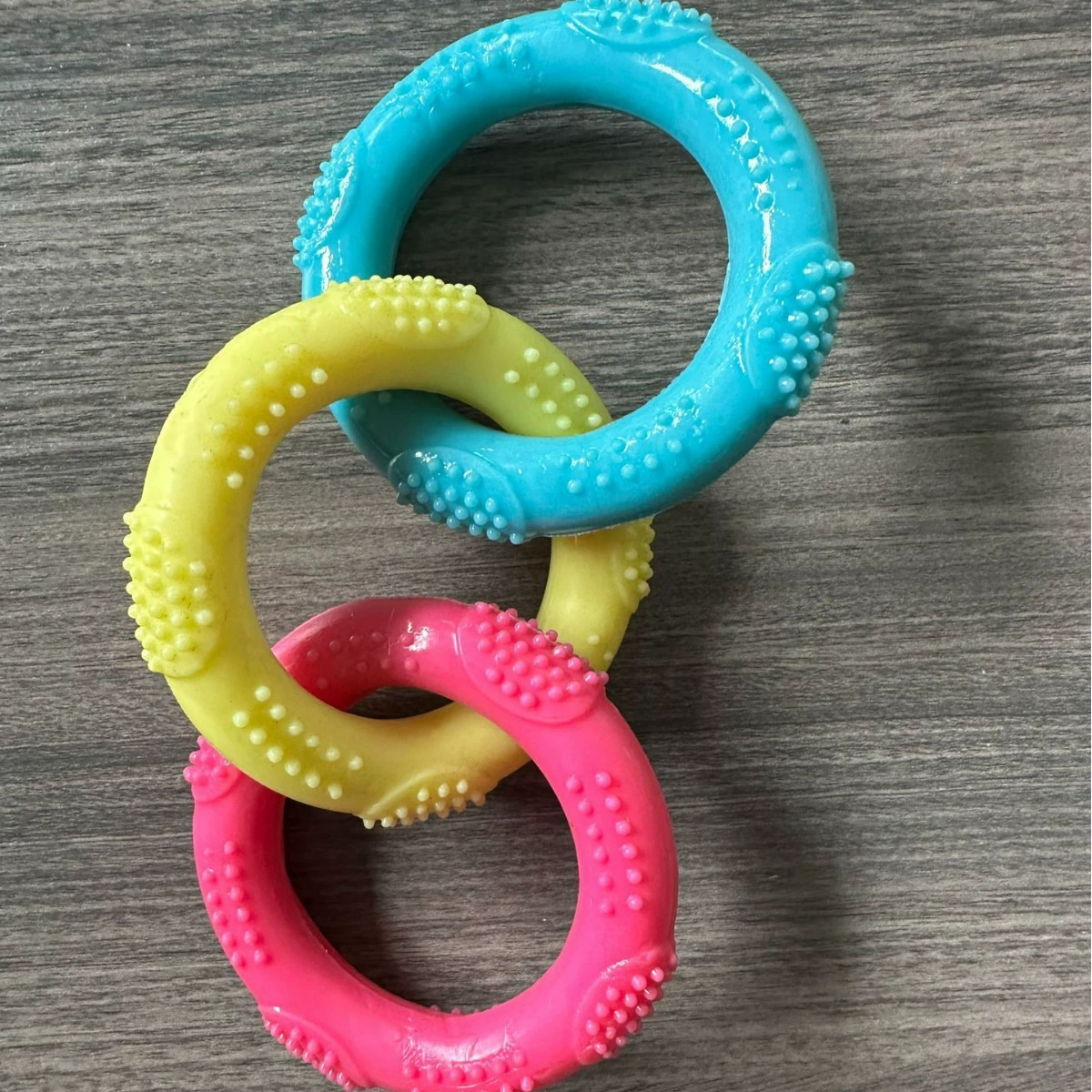 Прямые продажи с фабрики высококачественных эластичных колец для домашних животных из ТПР, шлифовка зубов, устойчивость к укусам и чистка зубов, экспорт и гибкость.